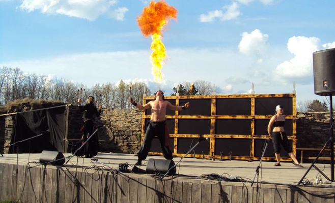 Пасхальные рыцарские торжества на замке Окорж