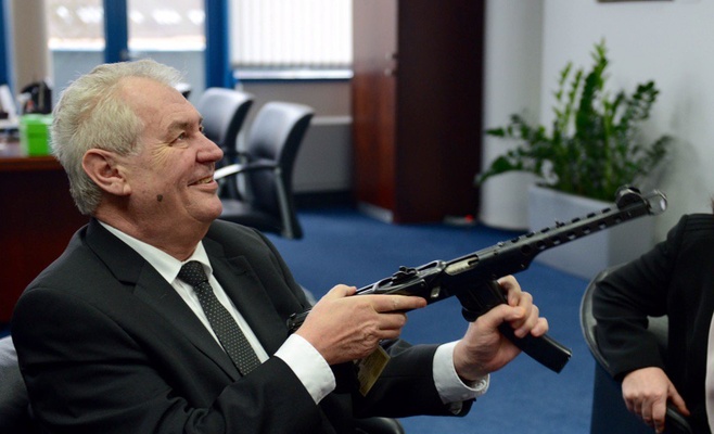 Президент Чехии выразил надежду, что ему подарят атомную подводную лодку и танк