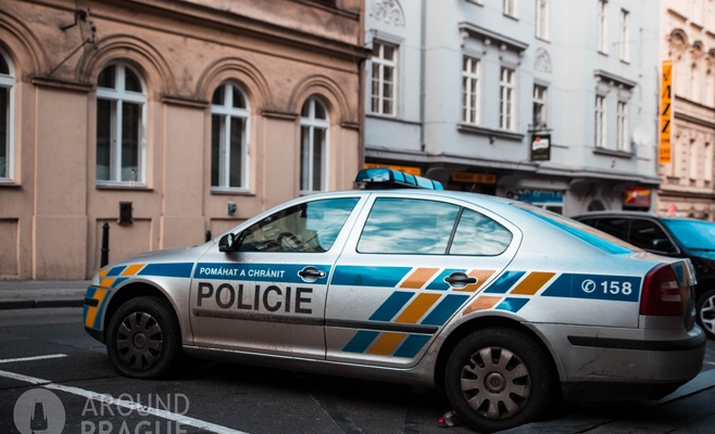 Полицейский врезался в дерево на служебном автомобиле