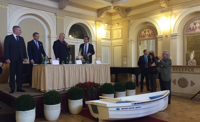 Президент счастлив, ему подарили лодку