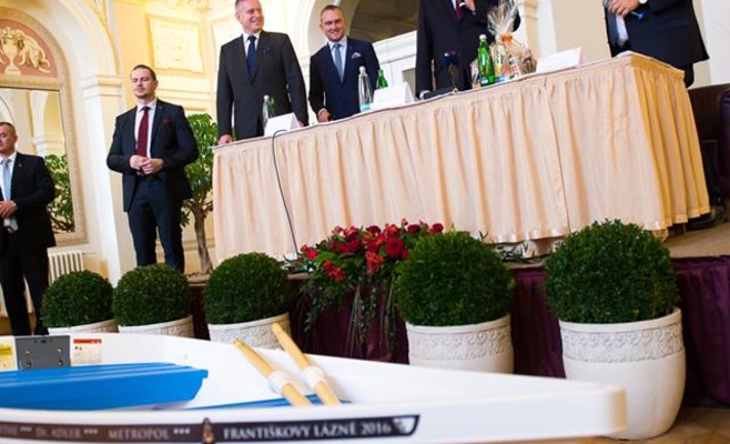 Президент счастлив, ему подарили лодку