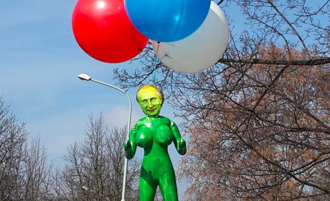 Проукраинская акция в Праге: К посольству России принесли надувных Путина и Земана