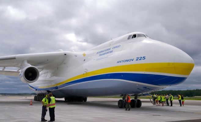 Самый большой самолет в мире прилетит в Прагу
