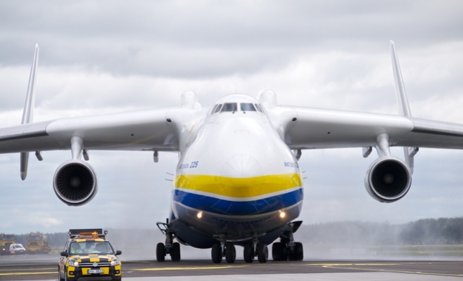 Самый большой самолет в мире прилетит в Прагу