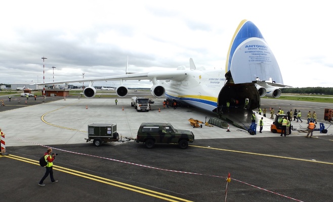Самый большой самолет в мире прилетит в Прагу