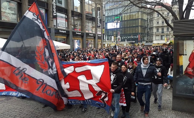 Сотни футбольных фанатов вышли на улицы Праги