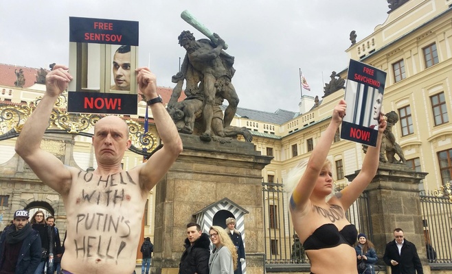 В Праге прошла проукраинская акция. Демонстранты требовали освободить Савченко