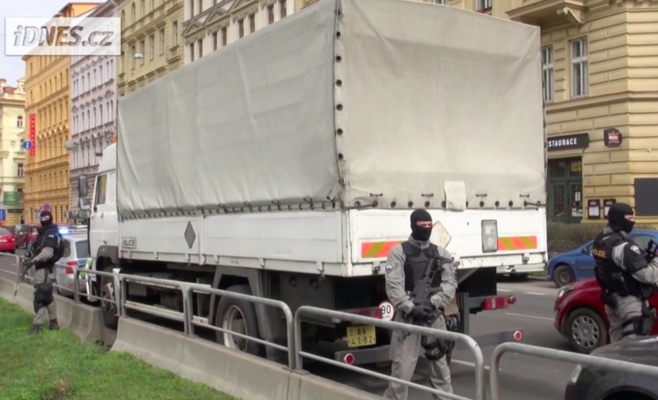 Авария в Праге: в полицейский грузовик, охраняемый спецназом, врезалась «Шкода»