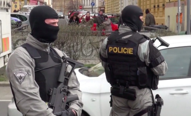 Авария в Праге: в полицейский грузовик, охраняемый спецназом, врезалась «Шкода»