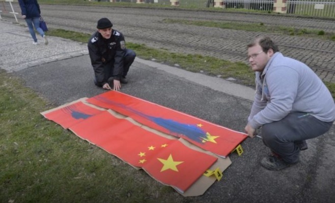 Флаги Китая, испорченные неизвестным вандалом, сняты
