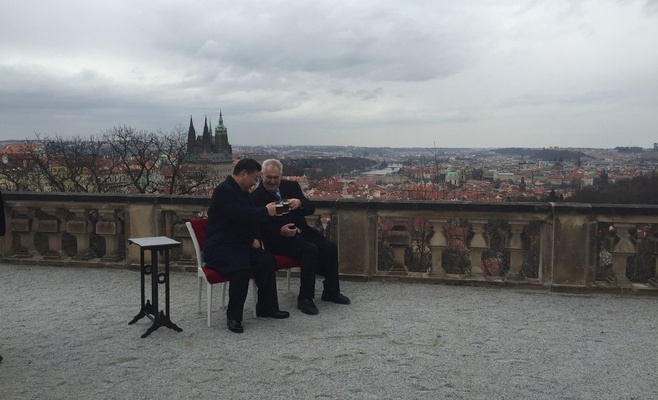 Активисты сделали проекцию с антикитайскими лозунгами на Пражский Град