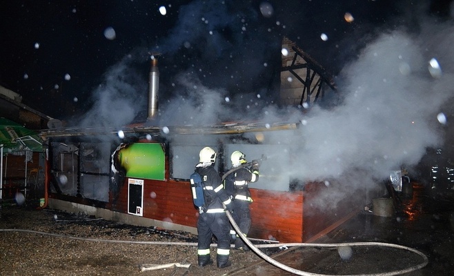 Неизвестные подожгли ресторан и магазин под Прагой