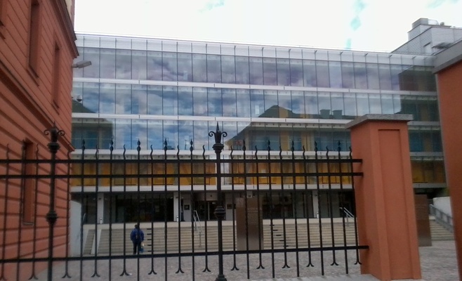 Более 700 человек было эвакуировано из Дворца правосудия из-за сообщения о бомбе