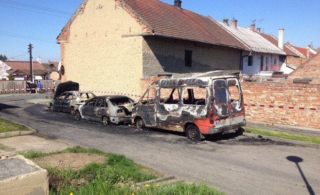 Неизвестный преступник поджёг в Пржеровском районе три автомобиля