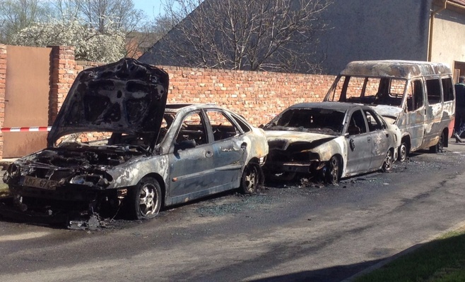 Неизвестный преступник поджёг в Пржеровском районе три автомобиля