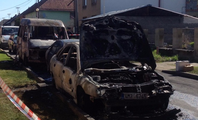 Неизвестный преступник поджёг в Пржеровском районе три автомобиля