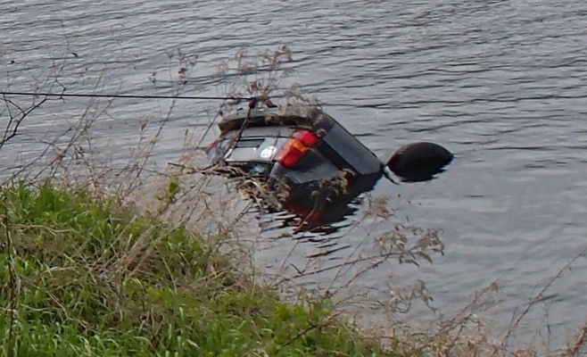 У Колина в реку съехал автомобиль, три пострадавших