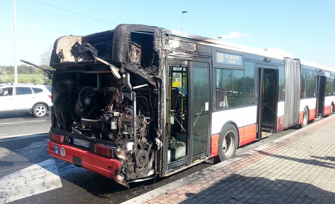 В Праге сгорел городской автобус, пассажиры успели спастись