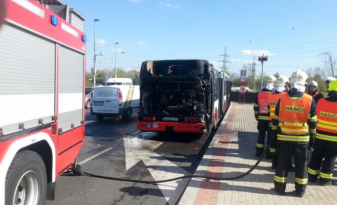 В Праге сгорел городской автобус, пассажиры успели спастись