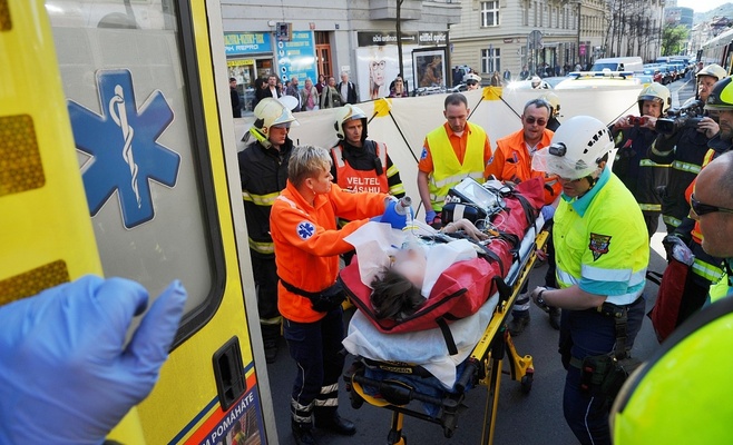 В Праге 13-летний мальчик попал под трамвай