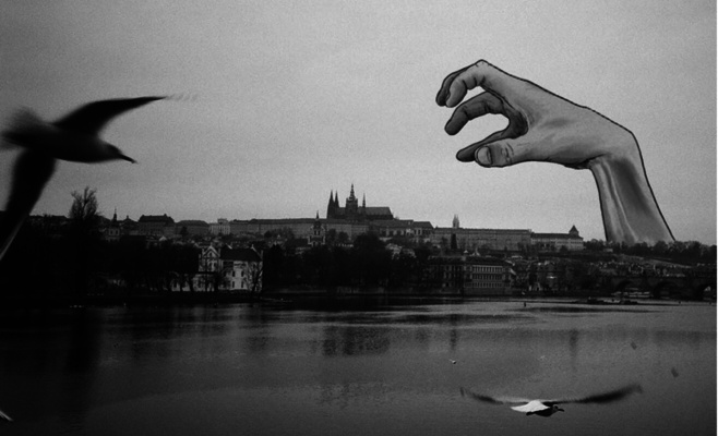 Чешская художница дорисовывает Прагу