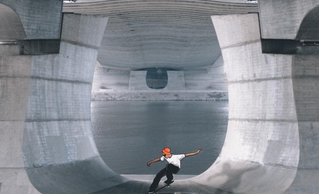 Чешская художница дорисовывает Прагу