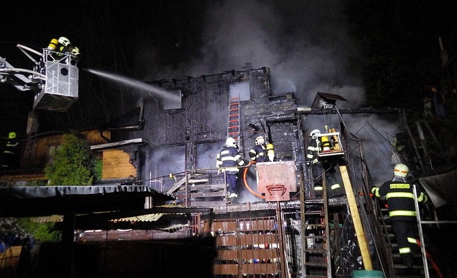 На окраине Праги сгорел дом