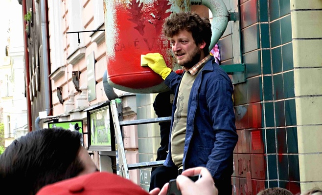 Со здания кафе исчезли нацистские надписи и символы