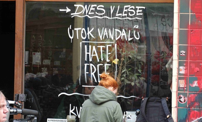 Со здания кафе исчезли нацистские надписи и символы