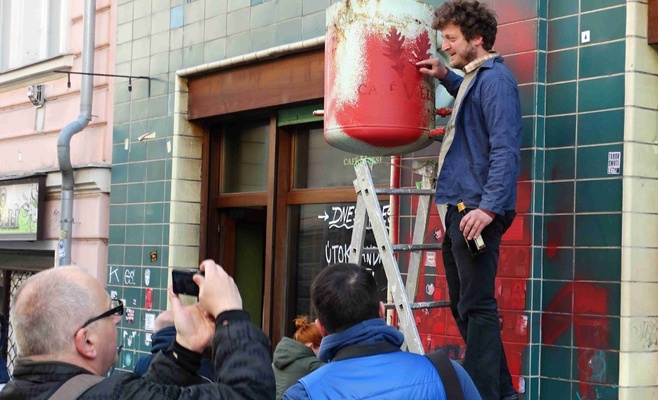 Со здания кафе исчезли нацистские надписи и символы