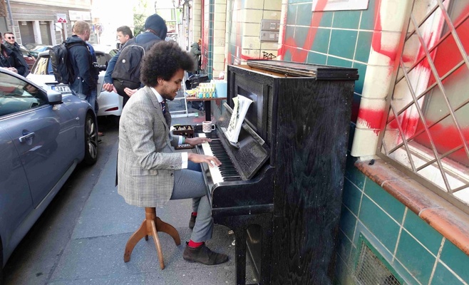 Со здания кафе исчезли нацистские надписи и символы