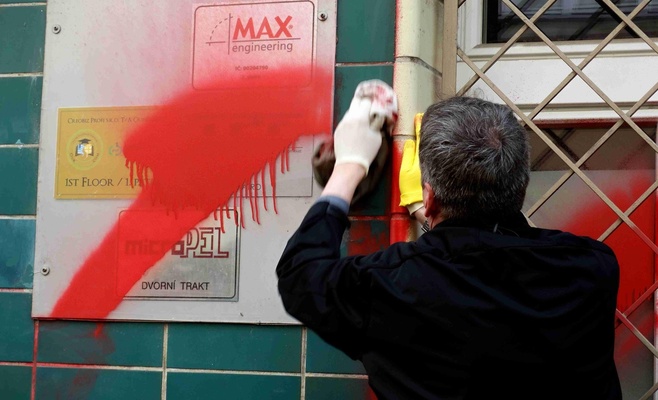 Со здания кафе исчезли нацистские надписи и символы