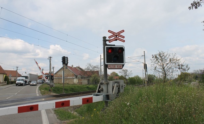 Водитель грузовика чудом избежал столкновения с поездом