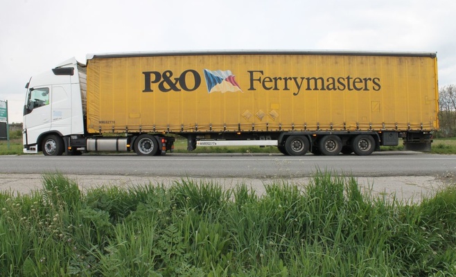 Водитель грузовика чудом избежал столкновения с поездом