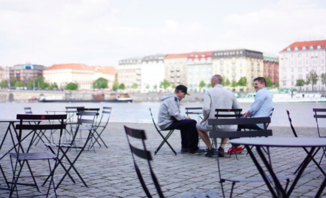 Столы и стулья должны сделать отдых в центре Праги более комфортным