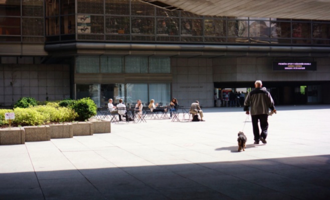 Столы и стулья должны сделать отдых в центре Праги более комфортным