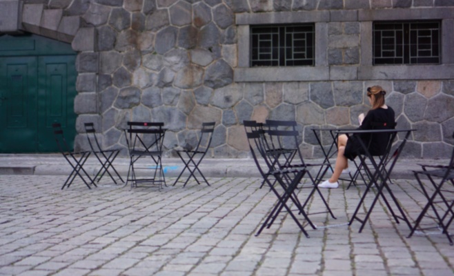 Столы и стулья должны сделать отдых в центре Праги более комфортным