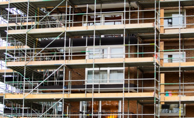 Мама заперла дочь дома, поэтому девочка попыталась уйти по строительным лесам