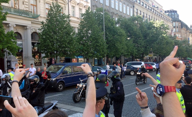 Чешские активисты протестуют на Вацлавской площади против проезда «Ночных волков»