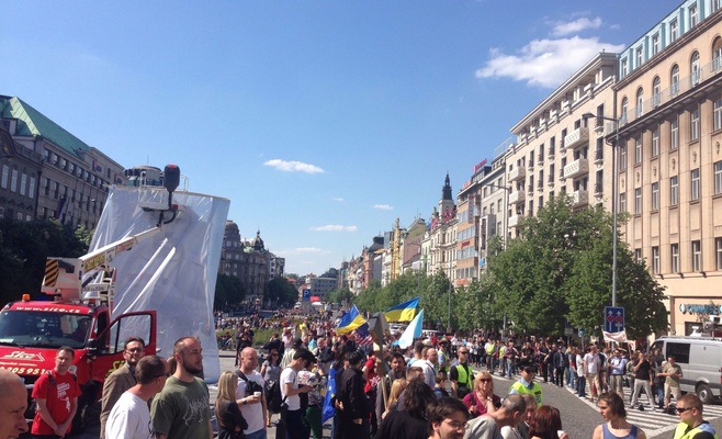 Чешские активисты протестуют на Вацлавской площади против проезда «Ночных волков»