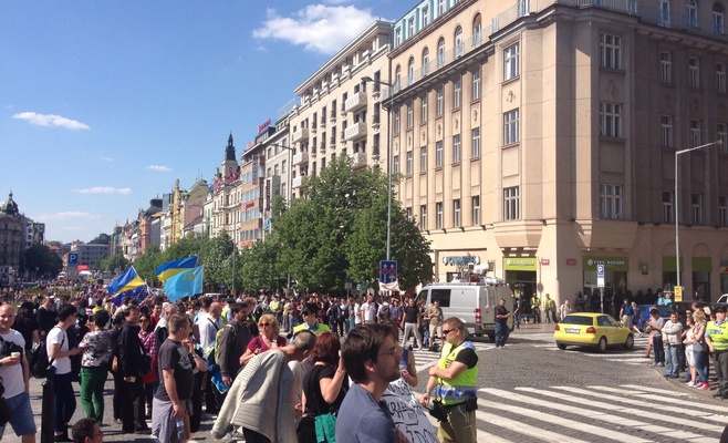 Чешские активисты протестуют на Вацлавской площади против проезда «Ночных волков»