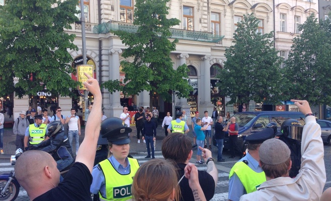Чешские активисты протестуют на Вацлавской площади против проезда «Ночных волков»