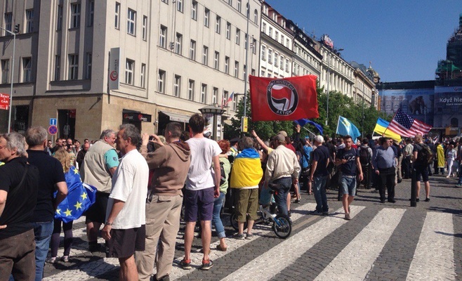 Чешские активисты протестуют на Вацлавской площади против проезда «Ночных волков»