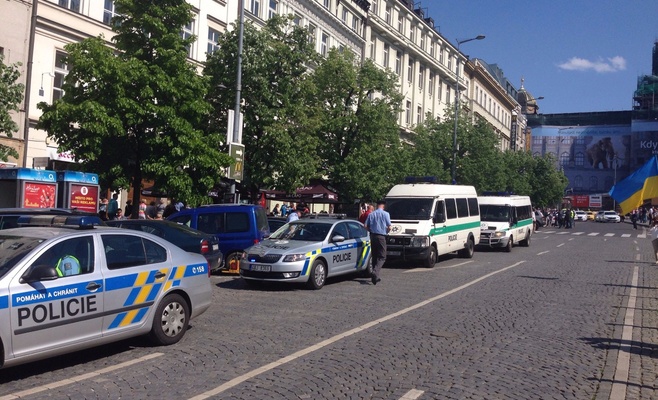 Чешские активисты протестуют на Вацлавской площади против проезда «Ночных волков»