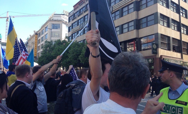 Чешские активисты протестуют на Вацлавской площади против проезда «Ночных волков»