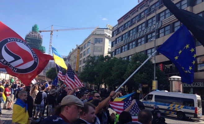 Чешские активисты протестуют на Вацлавской площади против проезда «Ночных волков»