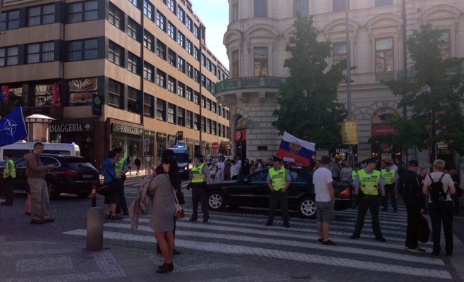 Чешские активисты протестуют на Вацлавской площади против проезда «Ночных волков»