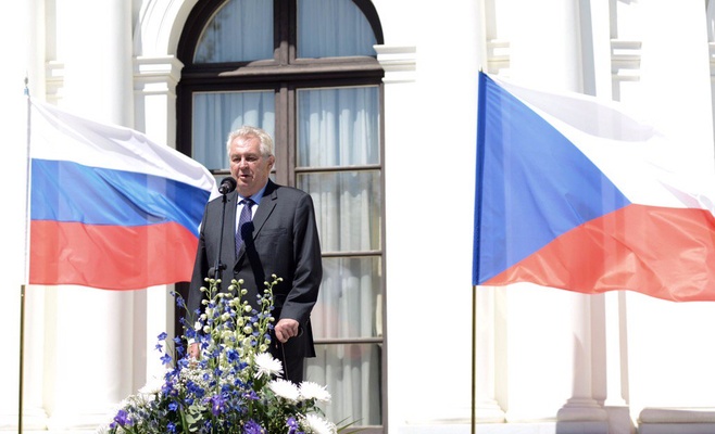 Участие в праздновании 9 Мая в посольстве Российской Федерации принял и Милош Земан