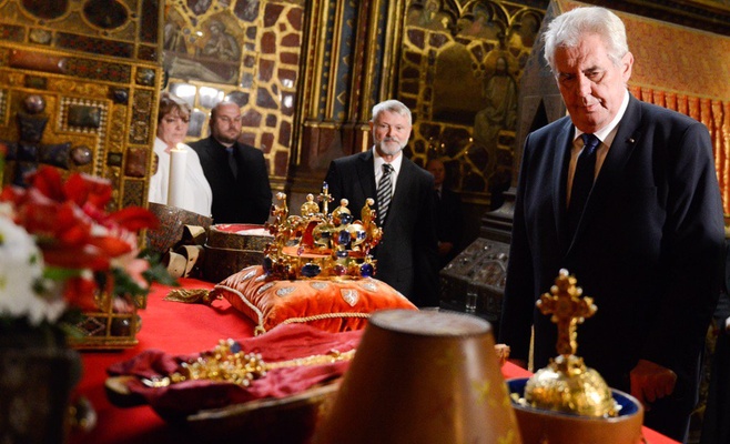 Хранители ключей от сокровищницы торжественно представили коронационные регалии