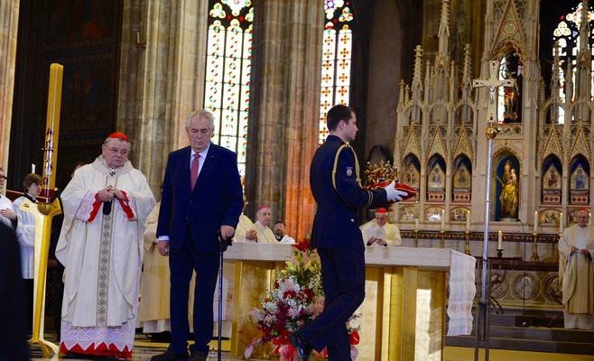 Королевские наследники и лидеры чешского государства приняли участие в богослужении в честь Карла IV